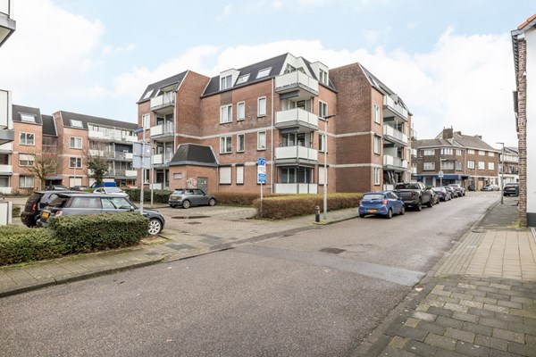 Verkocht: Gemoderniseerd instapklaar hoek appartement op de 3e verdieping met 2 ruime slaapkamers gelegen nabij het centrum van Schaesberg/Landgraaf